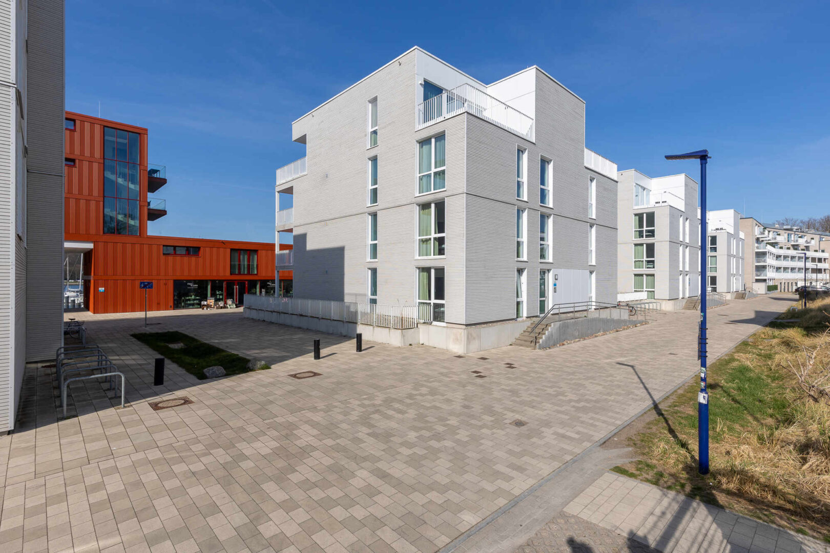 Vor dem Haus!